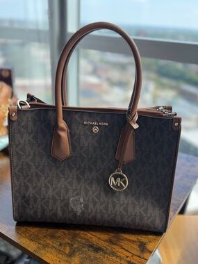 Michael Kors Signature Large Tote – Brown/Luggage